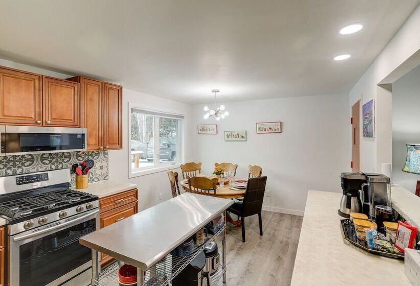 Cozy North Pole Home W/ Mountain & Aurora Views!