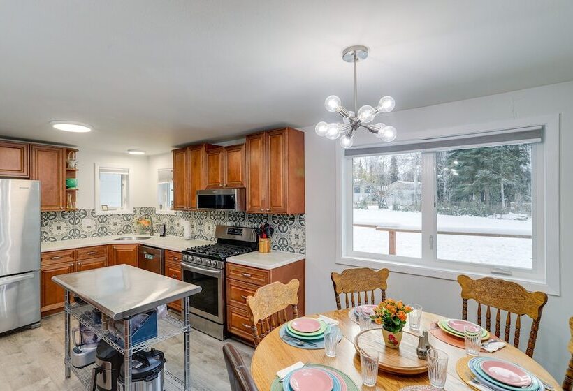 Cozy North Pole Home W/ Mountain & Aurora Views!