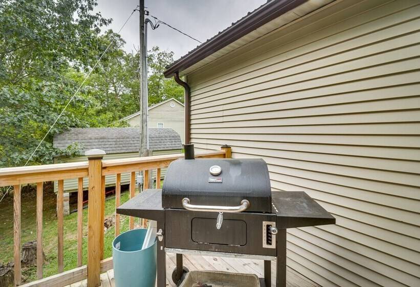 Cozy Virginia Escape W/ Deck, Grill & Fire Pit!