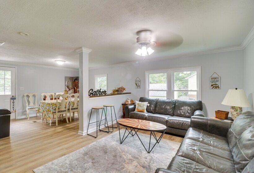 Cozy Virginia Escape W/ Deck, Grill & Fire Pit!