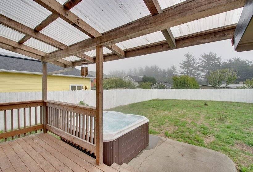 Crescent City Home W/ Hot Tub: Half Block To Beach