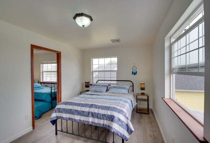 Crescent City Home W/ Hot Tub: Half Block To Beach