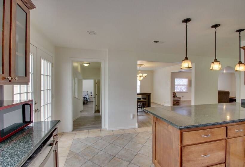 Crescent City Home W/ Hot Tub: Half Block To Beach