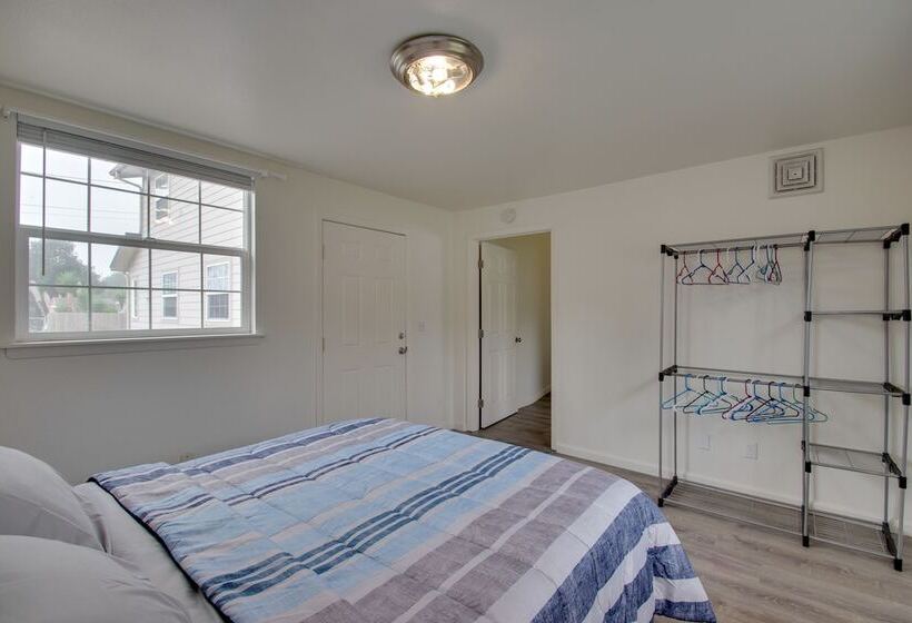 Crescent City Home W/ Hot Tub: Half Block To Beach