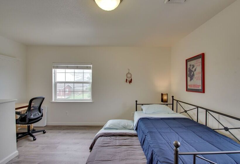 Crescent City Home W/ Hot Tub: Half Block To Beach