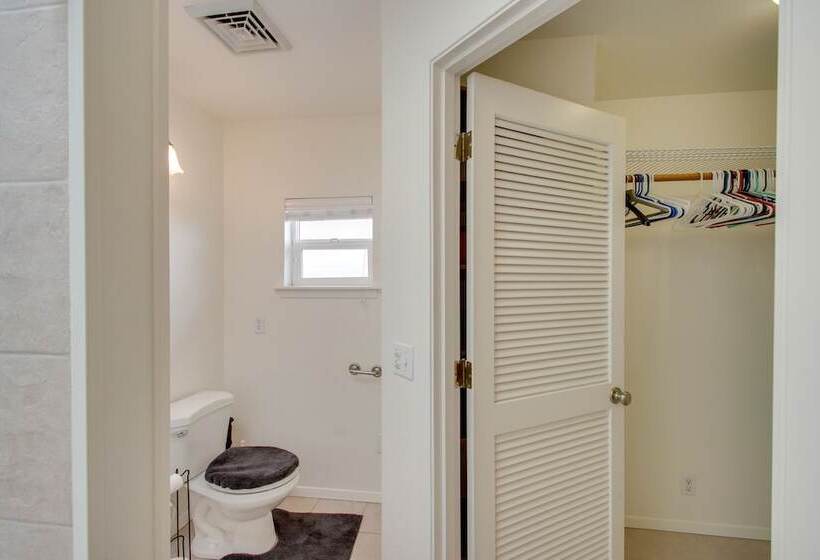 Crescent City Home W/ Hot Tub: Half Block To Beach