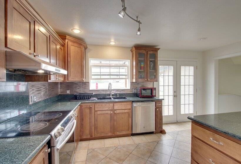 Crescent City Home W/ Hot Tub: Half Block To Beach