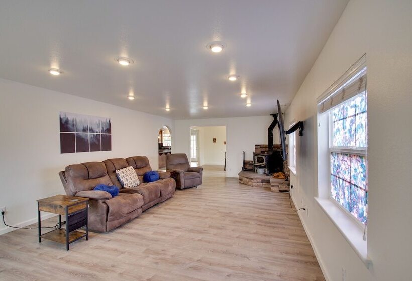 Crescent City Home W/ Hot Tub: Half Block To Beach