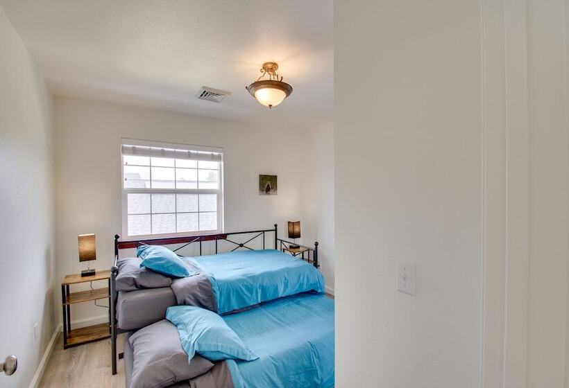 Crescent City Home W/ Hot Tub: Half Block To Beach