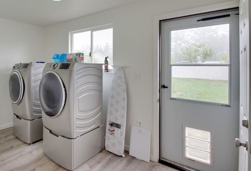 Crescent City Home W/ Hot Tub: Half Block To Beach