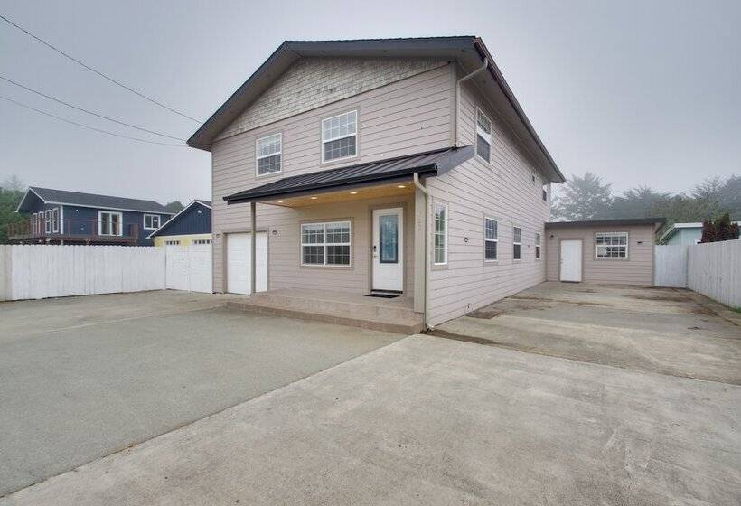 Crescent City Home W/ Hot Tub: Half Block To Beach