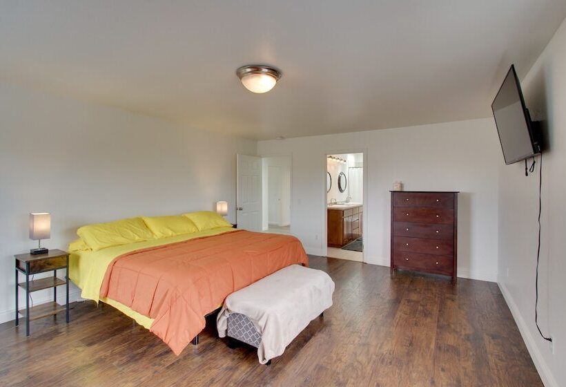 Crescent City Home W/ Hot Tub: Half Block To Beach