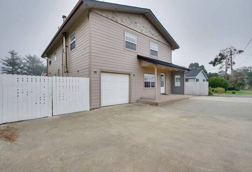 Crescent City Home W/ Hot Tub: Half Block To Beach