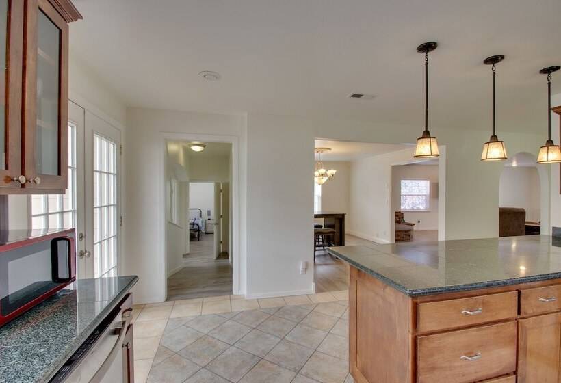 Crescent City Home W/ Hot Tub: Half Block To Beach