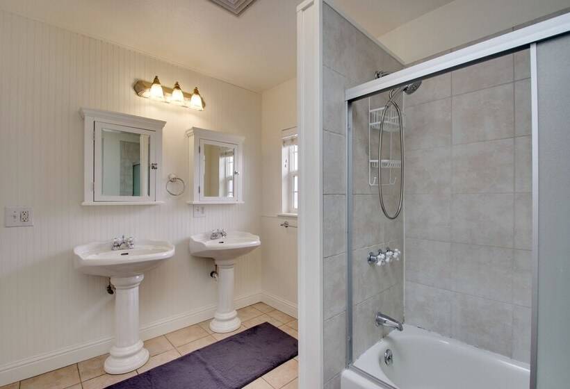 Crescent City Home W/ Hot Tub: Half Block To Beach