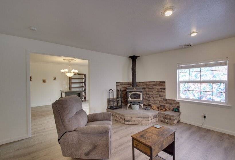 Crescent City Home W/ Hot Tub: Half Block To Beach