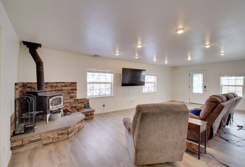 Crescent City Home W/ Hot Tub: Half Block To Beach