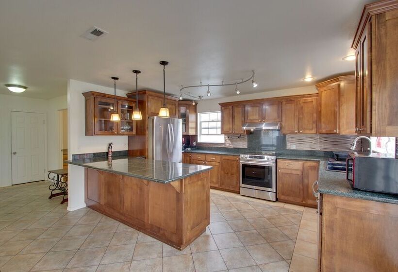 Crescent City Home W/ Hot Tub: Half Block To Beach