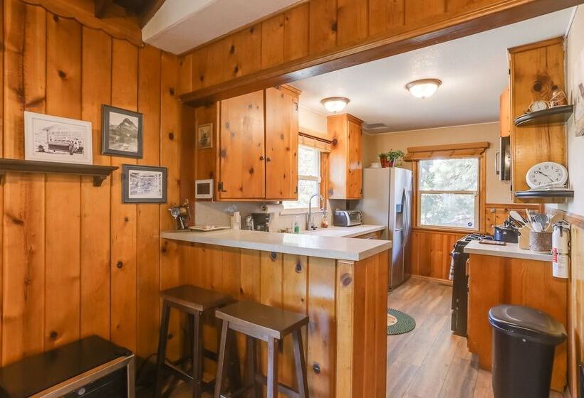 Crestline Cabin: Close To Lake Arrowhead & Skiing