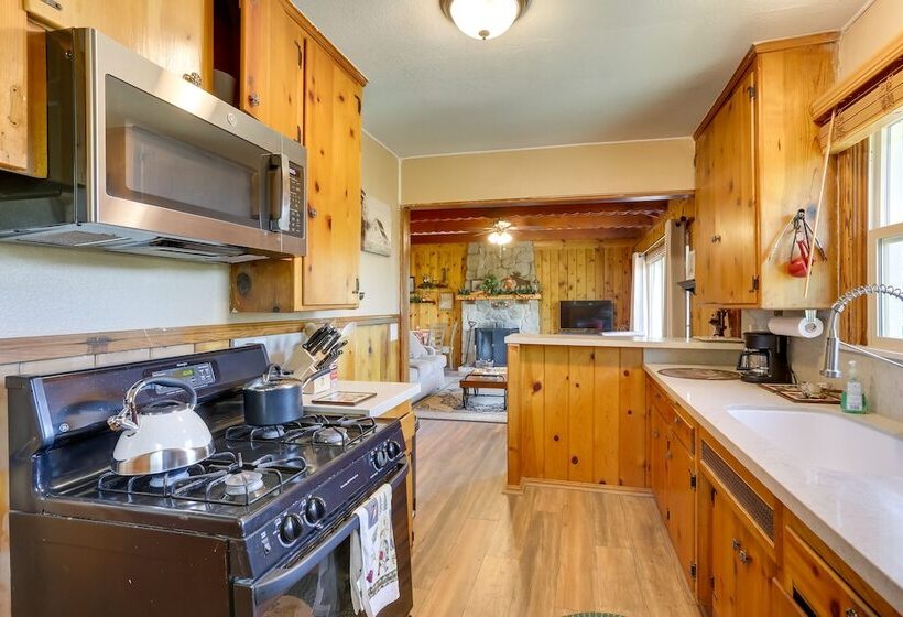 Crestline Cabin: Close To Lake Arrowhead & Skiing