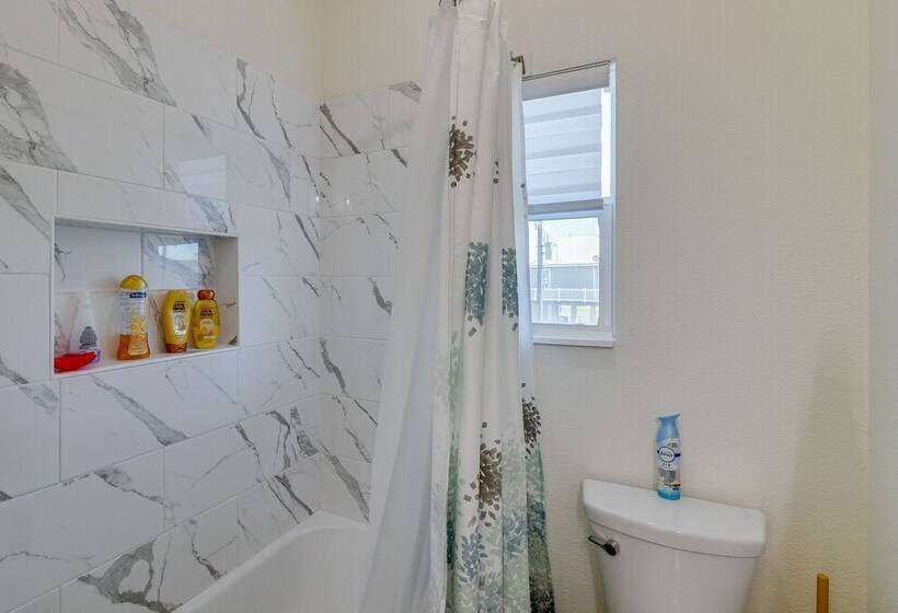 Steps To Ocean: Home W/ Deck In Crystal Beach!