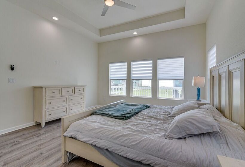 Steps To Ocean: Home W/ Deck In Crystal Beach!