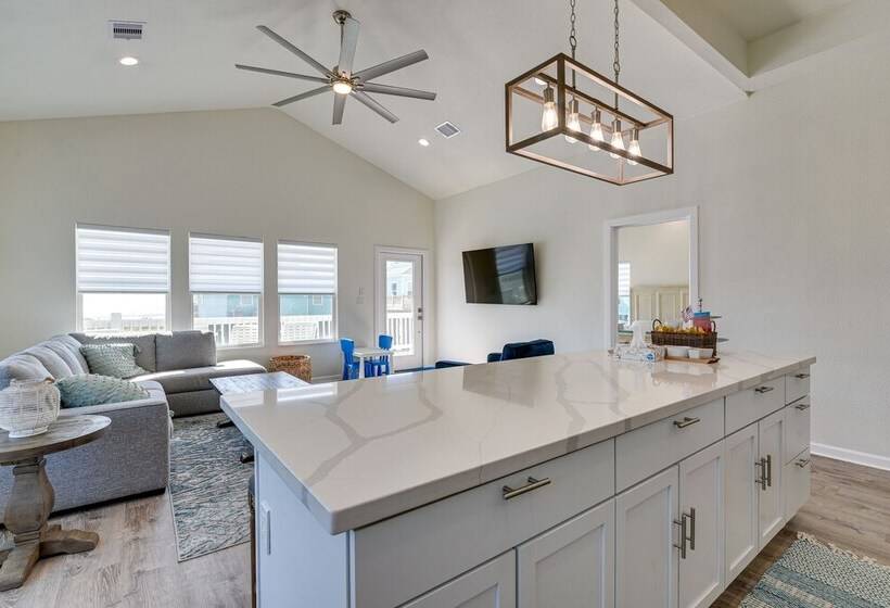 Steps To Ocean: Home W/ Deck In Crystal Beach!