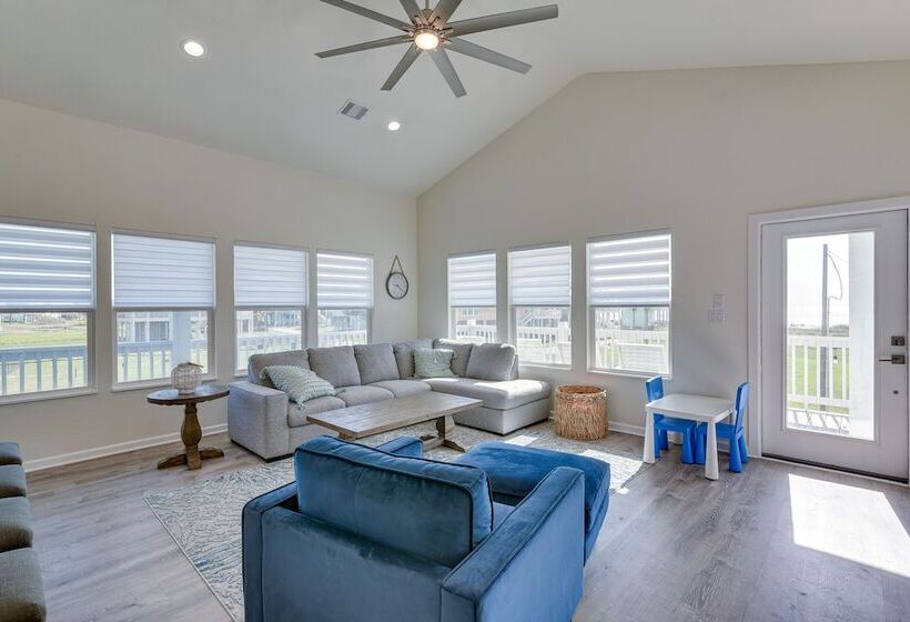 Steps To Ocean: Home W/ Deck In Crystal Beach!