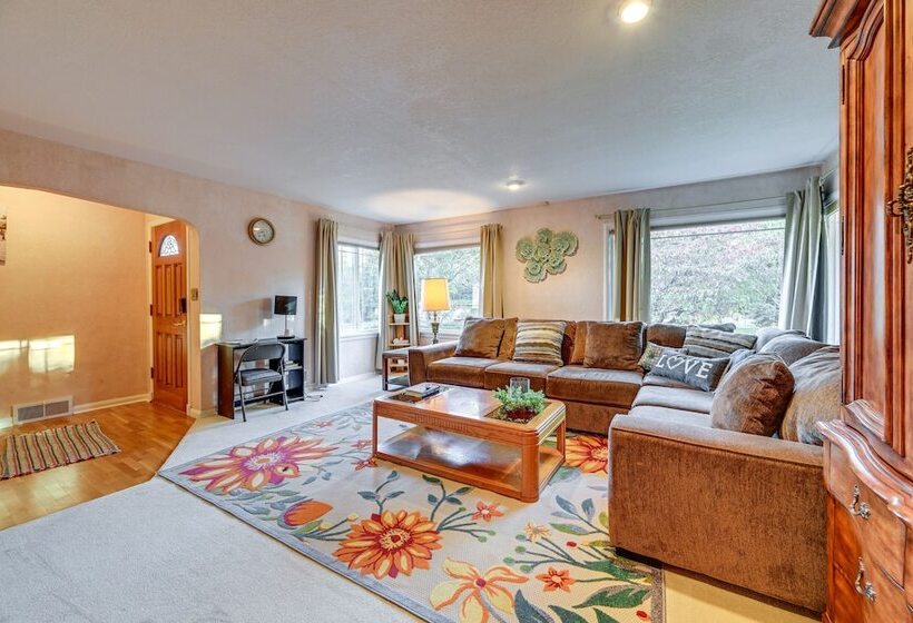 Enchanting Puyallup Home W/ Spacious Deck!