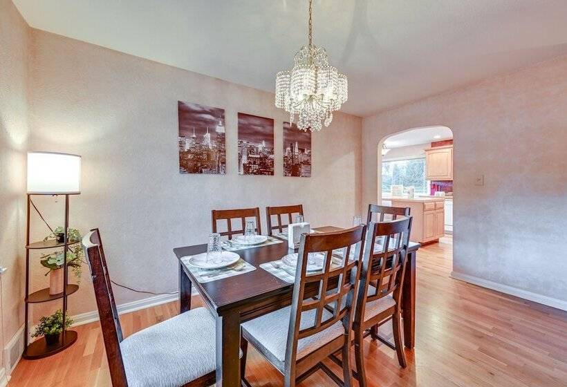 Enchanting Puyallup Home W/ Spacious Deck!