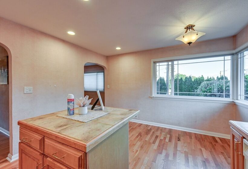 Enchanting Puyallup Home W/ Spacious Deck!