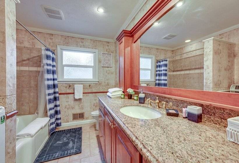 Enchanting Puyallup Home W/ Spacious Deck!