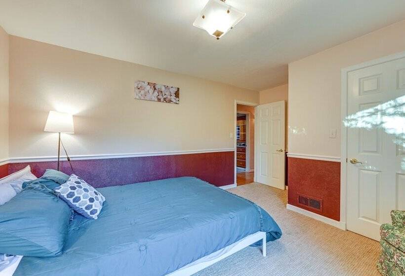 Enchanting Puyallup Home W/ Spacious Deck!