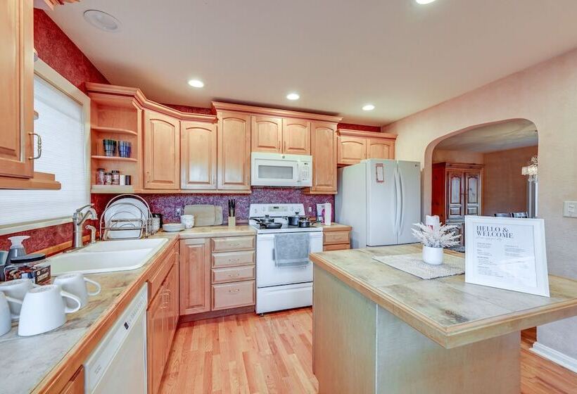 Enchanting Puyallup Home W/ Spacious Deck!