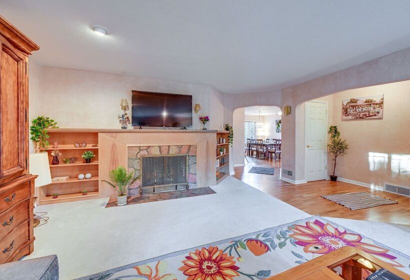 Enchanting Puyallup Home W/ Spacious Deck!