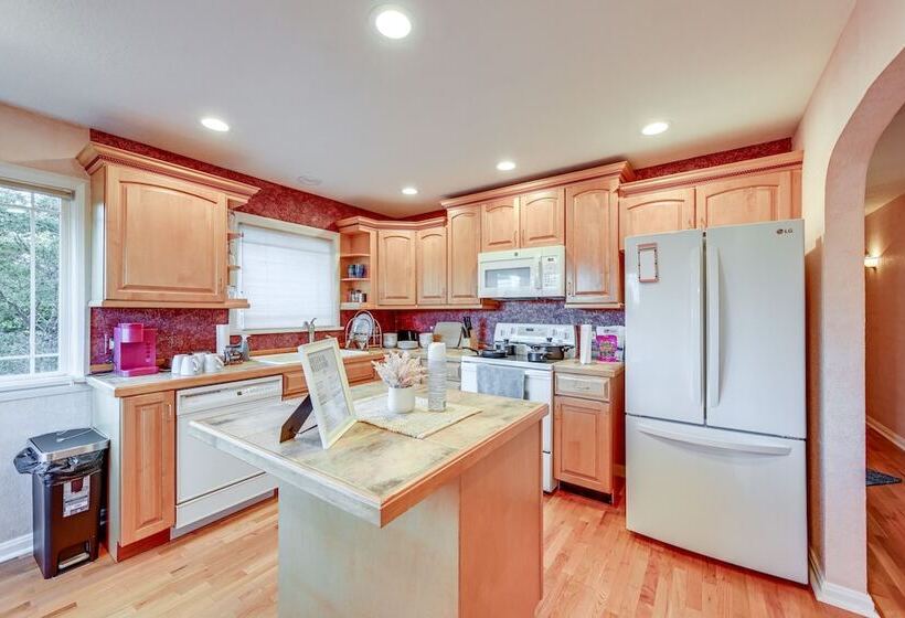 Enchanting Puyallup Home W/ Spacious Deck!