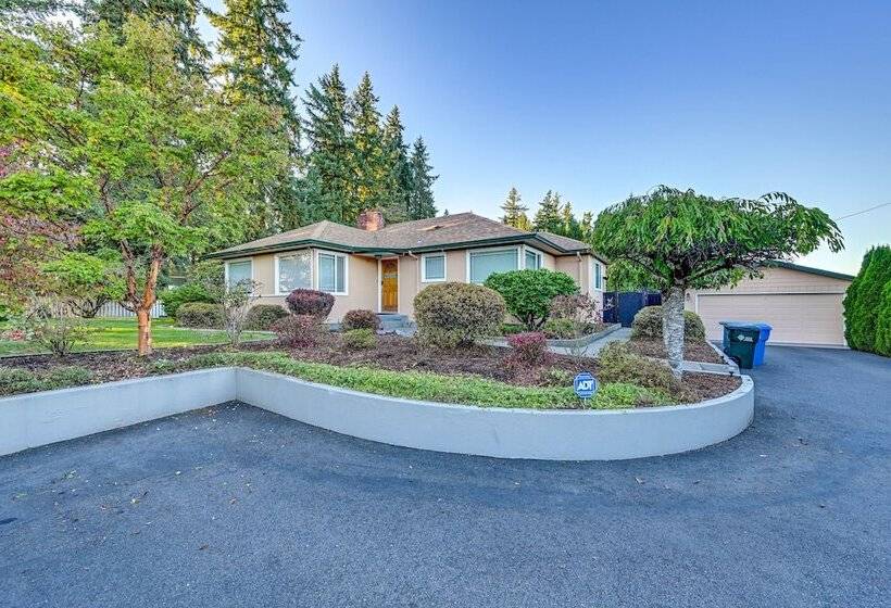 Enchanting Puyallup Home W/ Spacious Deck!