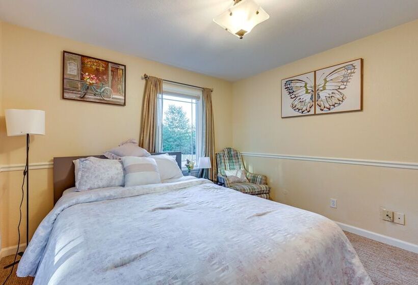 Enchanting Puyallup Home W/ Spacious Deck!