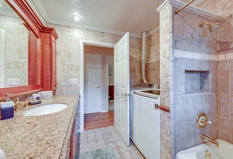 Enchanting Puyallup Home W/ Spacious Deck!