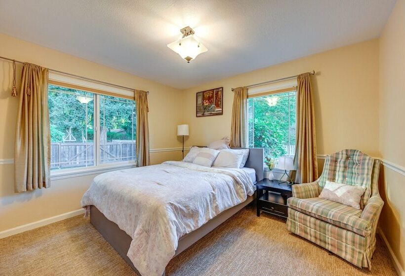 Enchanting Puyallup Home W/ Spacious Deck!