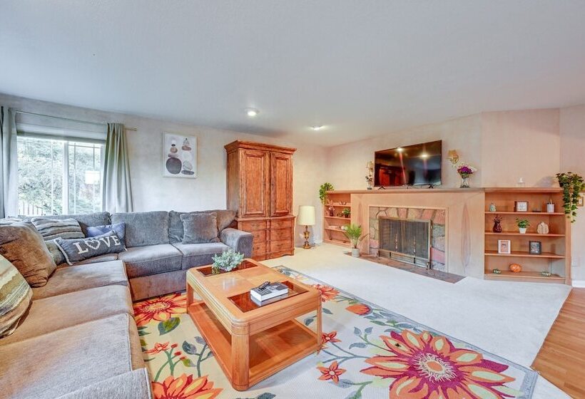 Enchanting Puyallup Home W/ Spacious Deck!