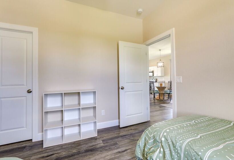 Englewood Home W/ Screened Porch ~ 6 Mi To Beach!