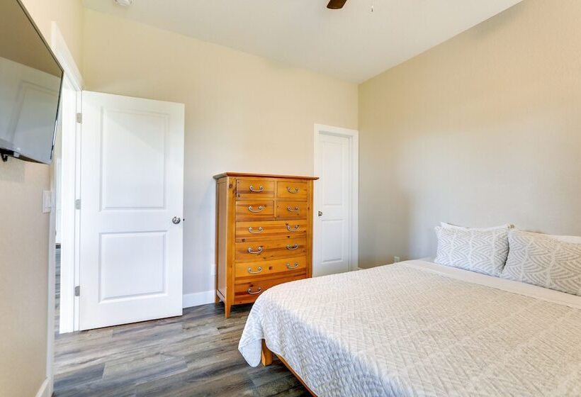 Englewood Home W/ Screened Porch ~ 6 Mi To Beach!