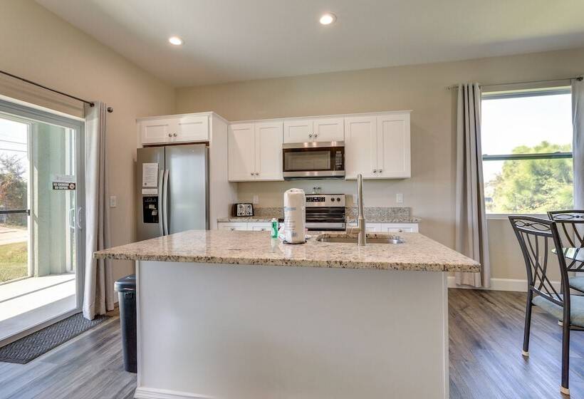 Englewood Home W/ Screened Porch ~ 6 Mi To Beach!