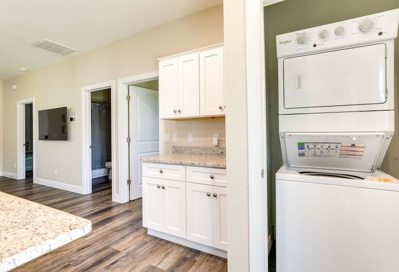 Englewood Home W/ Screened Porch ~ 6 Mi To Beach!