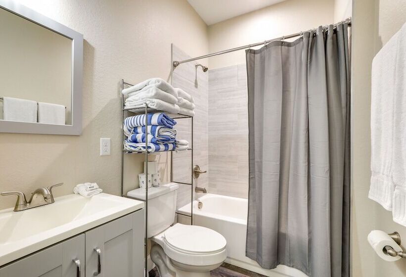 Englewood Home W/ Screened Porch ~ 6 Mi To Beach!