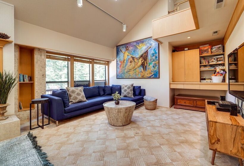 Expansive Tahoe Donner House With Hot Tub!