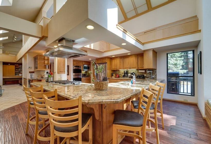 Expansive Tahoe Donner House With Hot Tub!