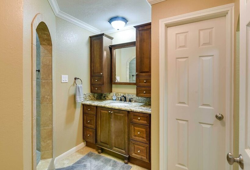 Expansive Texas City Retreat ~ 16 Mi To Galveston!