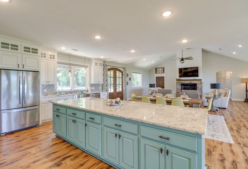 Family Friendly Edgemont Home W/ Deck & Lake Views